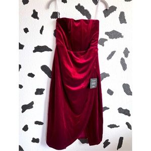 LULU’S RED VELVET STRAPLESS DRESS (SOLD OUT)